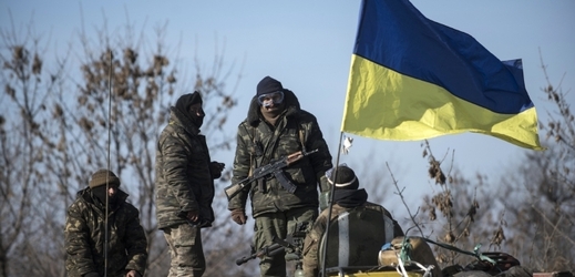 Ukrajinská vlajka ve válečném konfliktu.