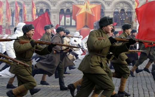 Ruští vojáci oblečení v uniformách Rudé armády během Druhé světové války na vojenské přehlídce v Moskvě.