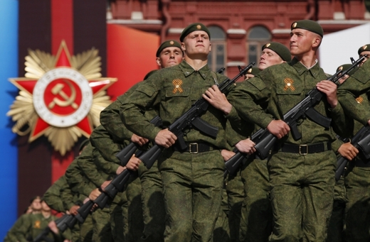 Ruští vojáci pochodují přes Rudé náměstí během vojenské přehlídky (snímek z roku 2011).