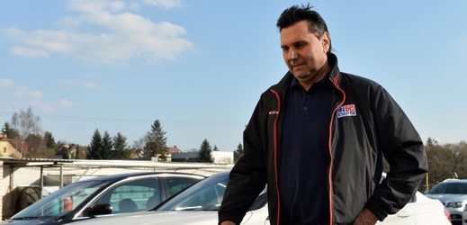 Kouč české hokejové reprezentace Vladimír Růžička je podle agentury TASS jedním ze tří kandidátů na místo trenéra Avangardu Omsk.