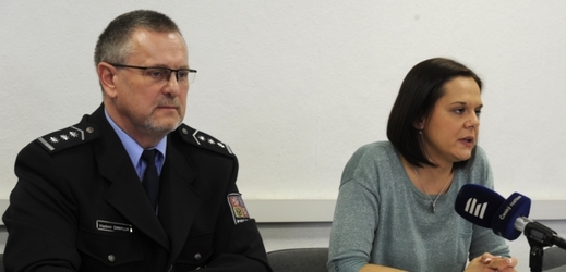 Ředitel ústecké policie Vladimír Danyluk na tiskové konferenci. Jeho ramena budou za čtyři roky zdobit pěticípé hvězdy.