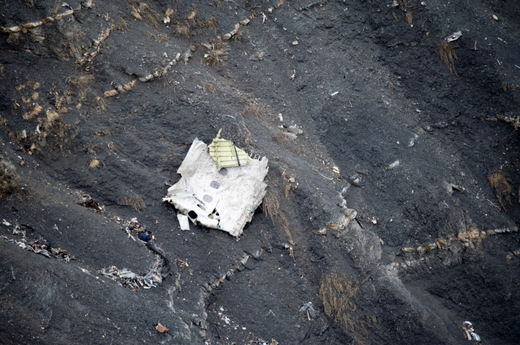 Kus zříceného letadla ve skalách na jihu Francie.