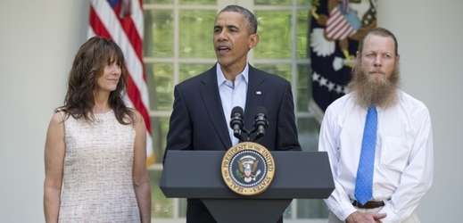 Prezident Spojených států Barack Obama při jednáních s vojákem Bergdahlem (na snímku také Bergdahlova žena Jani Bergdahl).