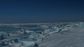 Ledy na nejhlubším jezeře světa se pohybují a naráží do sebe. Výjimkou tak nejsou třeba i metrové ledové tarosy.