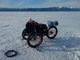 Speciální tříkolka s fatbikovými koly byla uzpůsobená náročným podmínkám, které představoval hlavně velký mráz a vrstva přemrzlého sněhu na povrchu jezera.