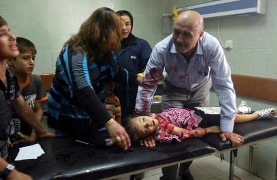 Zoufalá irácká rodina v nemocnici. Po pumovém útoku.