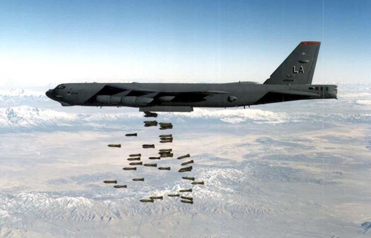Americký B-52 shazuje bomby.