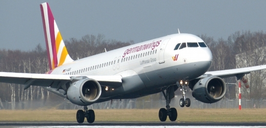 Kapitán německého airbusu A320 se snažil dostat do kokpitu pomocí sekyry. 