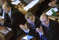 Poslanci ODS (zleva) Marek Šnajdr, Petr Tluchoř a Ivan Fuksa.