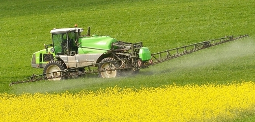 Mezinárodní agentura pro výzkum rakoviny zařadila nově na seznam karcinogenních látek pět pesticidů.