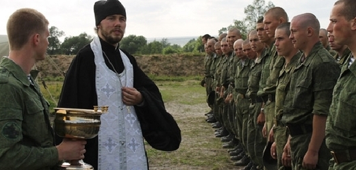 Ortodoxní kněz žehná vojákům v Rusku (ilustrační foto).