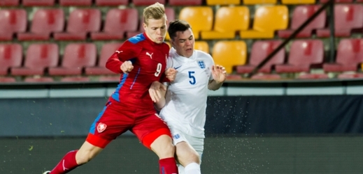 Matěj Vydra(v červeném) během zápasu s Anglií.