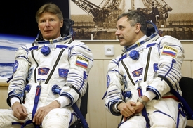 Ruská posádka. Gennadij Padalka a Michail Kornijenko.