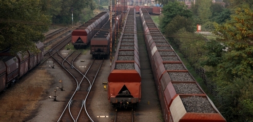Na trati mezi Velkými Žernoseky a Litoměřicemi se v sobotu dopoledne srazily dva nákladní vlaky (ilustrační foto).