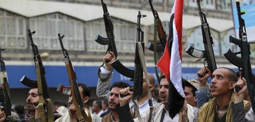 Šiítští rebelové při protestech v Jemenu.