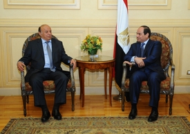 Prezident Abed Rabbo Mansour Hadi (vpravo) se sešel s egyptským prezident Abdelem Fattahem al-Sisi po příjezdu do egyptského Šarm aš-Šajchu.