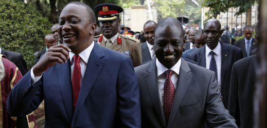 Prezident Uhuru Kenyatta (vlevo) a viceprezident William Ruto.