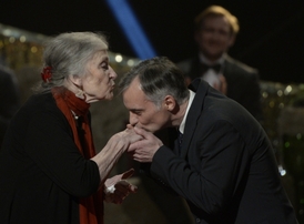 Cenu Kolegia převzala choreografka Eva Kröschlová. Na snímku jí gratuluje jeden z jejích žáků, herec Ivan Trojan.
