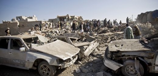 Lidé hledají pod troskami domů, zničenými při náletu saudskoarabských letounů, zraněné.