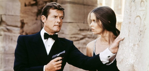 Roger Moore a Barbara Bachová v bondovce Špion, který mě miloval.