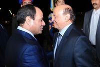 Svržený jemenský prezident Abdar Rabbú Mansúr Hadí (vpravo) je vítán egyptským prezidentem Abdalem Fattáhem Sísím po příjezdu na Arabský summit.