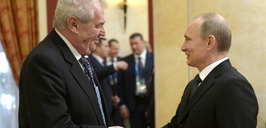 Prezident Miloš Zeman (vlevo) se v Moskvě potká se svým ruským protějškem Vladimirem Putinem.