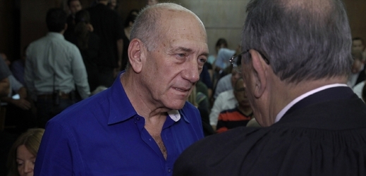 Ehud Omlert u soudu v Jeruzalémě.