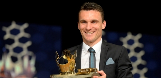 David Lafata s trofejí pro vítěze ankety Fotbalista roku.