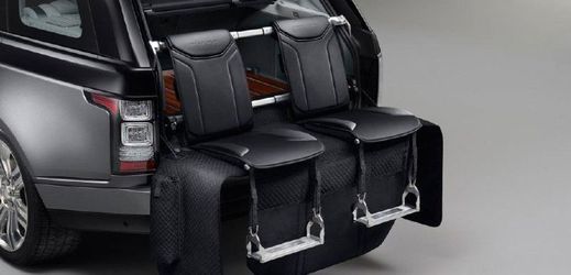  "Příležitostná sedadla" poskytují pohodlné sezení dvěma dospělým na spodní části dveří zavazadlového prostoru. 