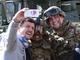 Lidé si s vojáky pořizovali i selfies.