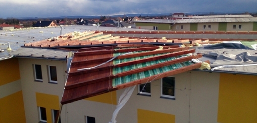 Silný vítr utrhl v pondělí odpoledne část střechy Domova pro seniory Anavita v Šanově na Znojemsku.