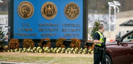 Policie před areálem NSA.