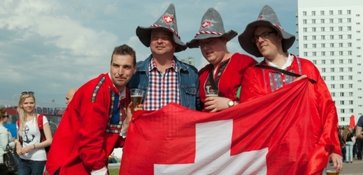 Švýcarští fanoušci. Už od pondělí mohou hlasovat přes internet o nové hymně.