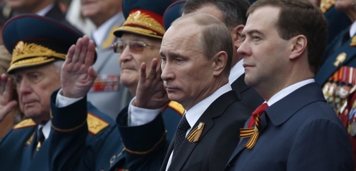 Vladimir Putin (vlevo) a Dmitrij Medveděv při oslavách konce druhé světové války (snímek z roku 2012).