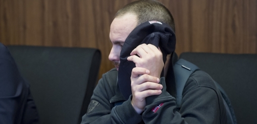 Serhij Misko před soudem, před fotografy se skrýval.