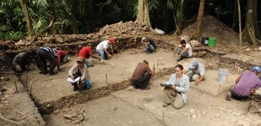 Archeologové při práci.