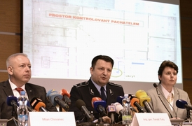 Ministr vnitra Milan Chovanec (vlevo), policejní prezident Tomáš Tuhý a Michaela Hýbnerová z odboru vnitřní kontroly Policejního prezidia vystoupili na tiskové konferenci.