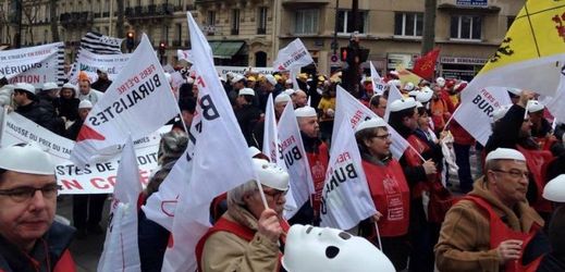 „Ano prevenci, Ne zákazům" Tyto transparenty nesli demonstranti při včerejším protestu v Paříži