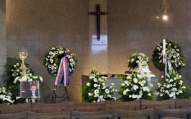 Pohřeb šestnáctiletého studenta Petra Vejvody zavražděného ve žďárské střední škole se konal 20. října ve smuteční síni na Zelené hoře.