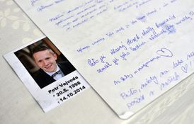 Ředitel žďárské školy uvedl, že zavražděnému Petru Vejvodovi, který pro ostatní zemřel jako hrdina, bude před budovou školy odhalena pamětní deska.