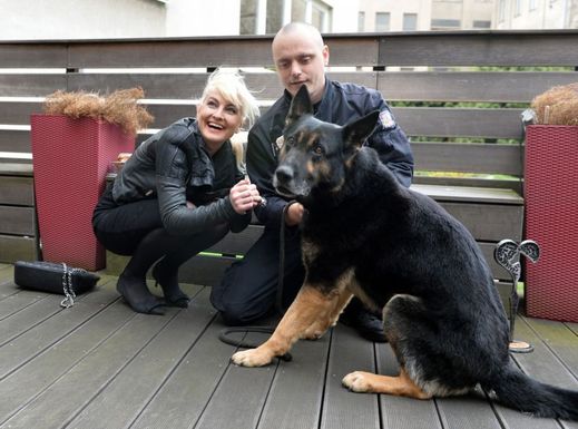 Spisovatelka Bára Nesvadbová s psovodem Františkem Kohoutem a jeho německým ovčákem Romerem, kteří převzali ocenění Statečné psí srdce 2014 v kategorii Záchranný čin služebních a záchranářských psů.