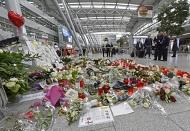 Květiny pro oběti letecké katastrofy.