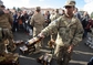 Vojáci v ruzyňských kasárnách rozdávali návštěvníkům pivo.