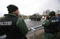 Německá policie sledující a dohlížející na hladký průjezd konvoje.