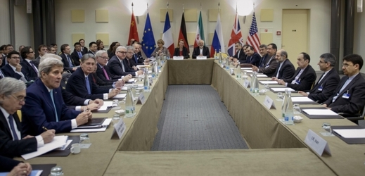 V Lausanne se sešli ministři zahraničí USA a Íránu John Kerry a Mohammad Džavád Zaríf a snaží se odblokovat jednání o íránském jaderném programu.