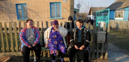 Volyňské Češky sedící před domem na Ukrajině.