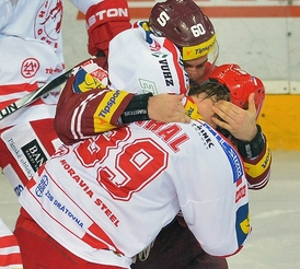 Popral se i kapitán Tomáš Rolinek s třineckým Tomášem Plíhalem.