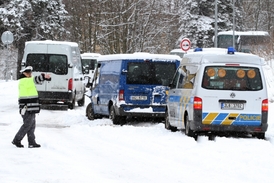 Dopravu komplikoval sníh (ilustrační foto).