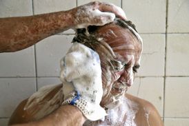 Lidé se do íránských lázní chodili nechat umýt a oholit, lázeňský jim poté i vydrbal záda.