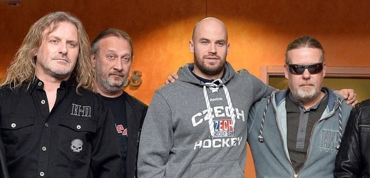 Nefalšovanou radost měl hokejový útočník Radek Smoleňák (druhý zleva) ze zprávy, že rocková skupina Kabát věnovala národnímu týmu před blížícím se mistrovstvím světa svou novou píseň "Brousíme nože". 